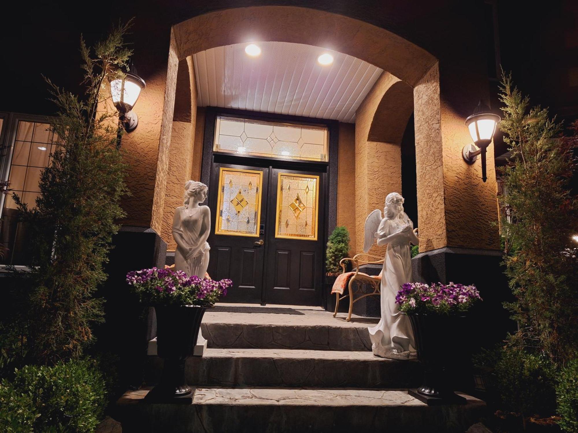 Villa Bellissimo Frantalia - La Galleriseum Versaliere Келоуна Екстер'єр фото